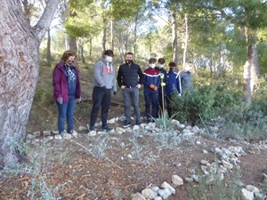 Los alumnos explicando la senda botánica a los profesores, monitores, alcalde y concejal