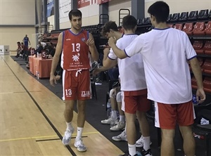 Arturo Fernández es felicitado por sus compañeros en un encuentro en el Pabellón Camilo Cano de La Nucía