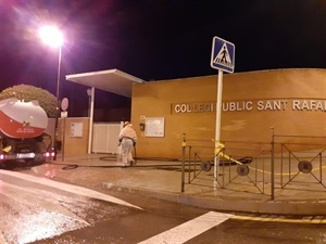 Baldeo de la acera de entrada al Colegio Sant Rafel