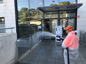 Desinfectando barandillas y vallas de entrada al Instituto de La Nucía