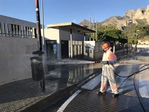 Desinfección del mobiliario urbano a la entrada del Instituto de La Nucía