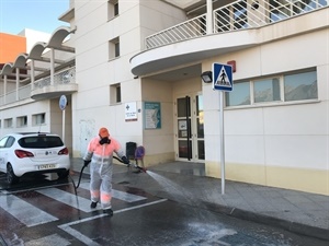 Limpieza y desinfección en la entrada del Centre de Salut de La Nucia