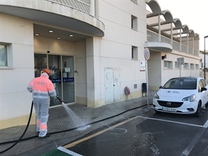 Esta desinfección de realiza mediante el baldeo con agua con hipoclorito