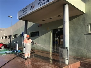 Se actúa en todo el mobiliario urbano como las papeleras, situadas en los accesos a los centros sanitarios