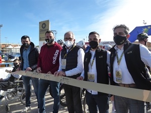 Antonio Molina, ex ciclista profesional y organizador de la prueba, José Luís López Cerrón, presidente de la Federación Española de Ciclismo y Sergio Villalba, concejal de Deportes