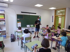 El Ayuntamiento adquirirá 180 para instalarlo en todas las aulas de los centros educativos de La Nucía