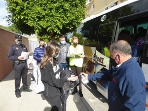 LLa policía local, Bernabé Cano, alcalde de La Nucía y Sergio Villalba, concejal Educación, ecomprobando el protocolo antivovid en los buses escolares