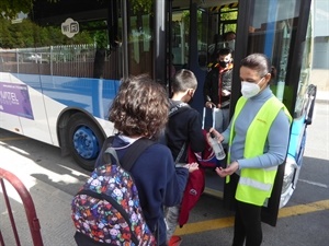 Dispensación de gel hidroalcólico a la subida a los buses escolares