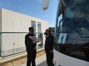 Revisión de los autobuses por parte de la Policía Local de La Nucía para controlar los protocolos anti COVID 19