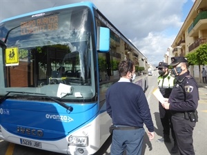 Javier Burrueco, Jefe de la Policía Local, revisando el protocolo con un conductor de autobús