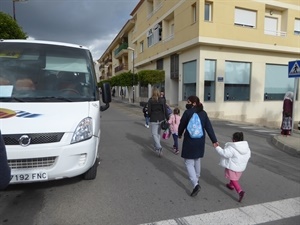 La policía controla que no haya aglomeraciones y se respete la distancia social en la entrada y salida de los centros escoalres