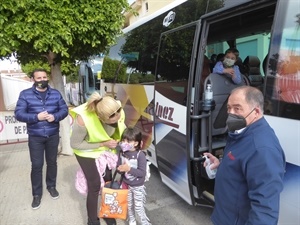 Se revisa que todo el alumnado lleve la mascarilla antes de subir al bus escolar