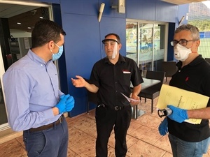 En 2020 Miguel A. Ivorra, concejal de Urbanismo y Aperturas y Francisco García, ingeniero técnico municipal informando en un Bar sobre la exención fiscal