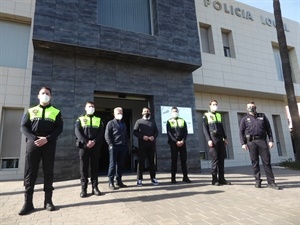 Los cuatro nuevos agentes junto a Javier Burrueco, Jefe de la Policía Local, Serafín López, concejal y Bernabé Cano, alcalde de La Nucía