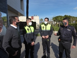 Los nuevos policías hablando con Bernabé Cano, alcalde de La Nucía