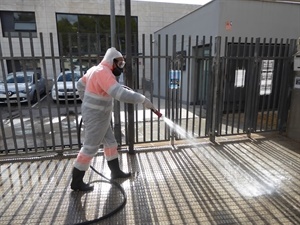 Desinfección en la entrada del Instituto de La Nucía