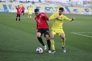 Javi Cabezas luchando por un balón durante el encuentro