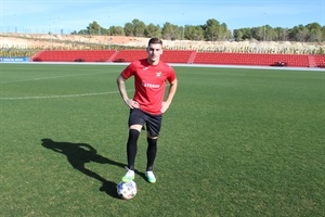 Mancuso con la camiseta del CF La Nucía en el Estadi Olímpic