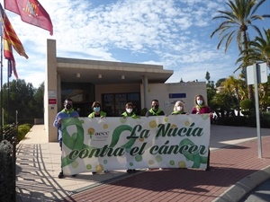 Lina Cano y Rosa Such de AECC La Nucía junto a Bernabé Cano, alcalde de La Nucía y los concejales Jessica Gommans, Beatriz Pérez-Hickman y Pepe Cano, con "La Nucía contra el Cáncer"