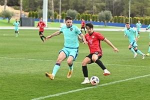 Fran Pina recorta ante un jugador del filial granota