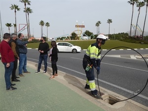 Gabriel Lloret, informático municipal, explicando la nueva red de fibra ótpica a Paula Ferrer, CITELUM, Bernabé Cano, alcalde de La Nucía y los concejales Pepe Cano y Cristóbal Llorens