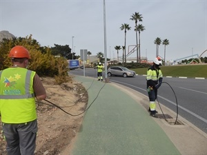 La nueva red de fibra óptica se instala a través de los registros del alumbrado del carril bici