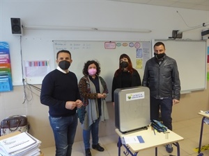 Una clase de sexto del Colegio Muixara ha recibido el primer purificador, con la presencia de la tutora, Silvia Ripoll, directora, Sergio Villalba, concejal de Educación y Bernabé Cano, alcalde de La Nucía