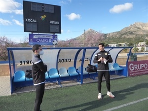 Los árbitros y árbitros asistentes descansando, entre las pruebas físicas