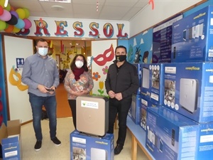 Tona Agulló, directora Bressol junto a Sergio Villalba, concejal Educación y Bernabé Cano, alcalde de La Nucía