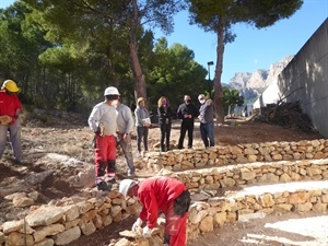 Empar Gadea, directora IES La Nucía, Chelo Vecín, profesora IES La Nucía, José Vicente Ballester, Serv. Técnicos Municipales y Bernabé Cano, alcalde de La Nucía viendo las obras del anfiteatro del Aula de la Naturaleza