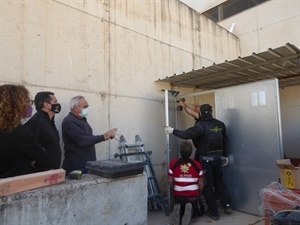 Empar Gadea, directora del IES La Nucía, conversando con Bernabé Cano, alcalde de La Nucía viendo las obras del almacén