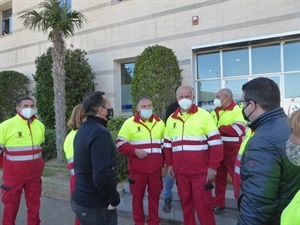 El nuevo uniforme es rojo y amarillo con bandas reflectantes