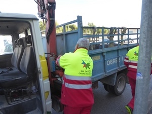 Las bandas reflectantes permite trabajar en la vía pública, sin necesidad de chaleco reflectante