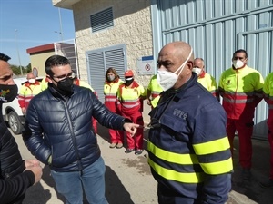 Pepe Cano, concejal Serv. Técnicos, explicando el uniforme especial de los herreros