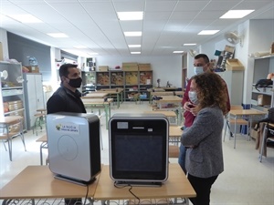 Empar Gadea, directora IES La Nucía, Bernabé Cano, alcalde de La Nucía y Sergio Villalba, concejal de Educación