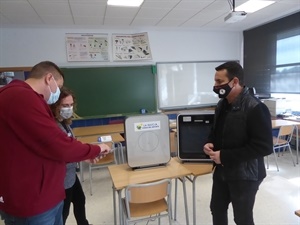 Sergio Villalba, concejal de Educación, explicando el funcionamiento de los purificadores a la directora del Instituto