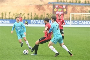 Mariano aguantando de espaldas un balón