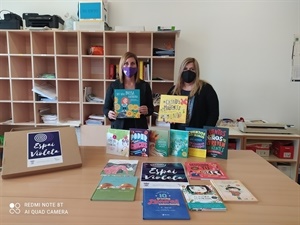 Entrega de libros en el Colegio Muixara con Isabel Yanini, coordinadora Igualdad y Gemma Márquez, concejala Igualdad