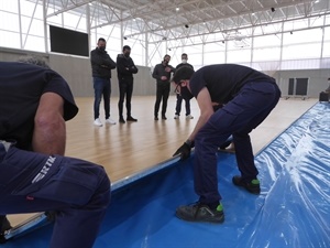 José Juan Ruíz, gerente RM Sport explicando a Bernabé Cano, alcalde de La Nucía y los concejales Sergio Villalba y Miguel Ángel Ivorra, el montaje del parquet del Segundo Pabellón