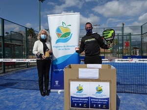 Álex González, gerente de Padelpoint La Nucía y Beatriz Pérez-Hickman, concejala de Bienestar Social.