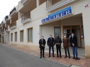 Rosa Louis Cereceda, Directora Gerente del Departamento de Salud Marina Baixa, y su equipo junto a Bernabé Cano, alcalde de La Nucía y Manuel Alcalá, concejal Sanidad, en el Salón Social El Cirer