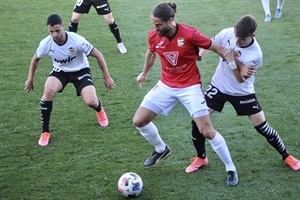 El delantero Mariano, rodeado de jugadores del Valencia "B"