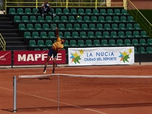 El estadounidense Emilio Nava sacando en la gran final