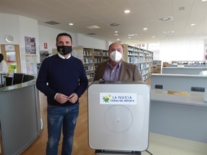 Pedro Lloret, concejal de Cultura y Bernabé Cano, alcalde de La Nucía en la Biblioteca de l'Auditori