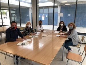 Reunión en el Instituto para coordinar este programa con Empar Gadea, directora y Chelo Vecín, coordinadora programa PAC y los concejales Beatriz Pérez, Mª Jesús Jumilla y Sergio Villalba