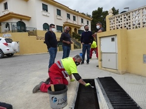 Francisco Lizama, vicepte. Urbanización junto al concejal Pepe Cano y alcalde Bernabé Cano, visitando las obras