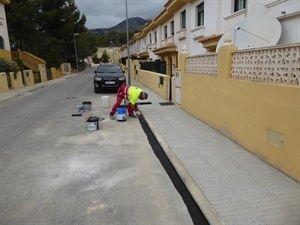 Los servicios técnicos ha reparado la acera y bordillo de la calle Mudjair