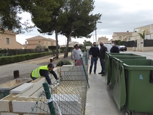 El objetivo de la actuación es retirar los contenedores de la acera para mejorar la movilidad peatonal