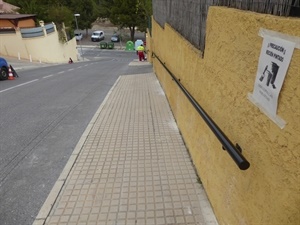 Esta baranda aumentará la seguridad peatonal y evitará las caídas de los vecinos