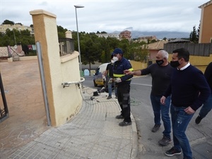 El pasamanos se ha ido instalando, adaptándose a la irregularidad de la pared